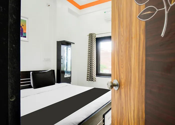 Hotel O Chandra Vilas