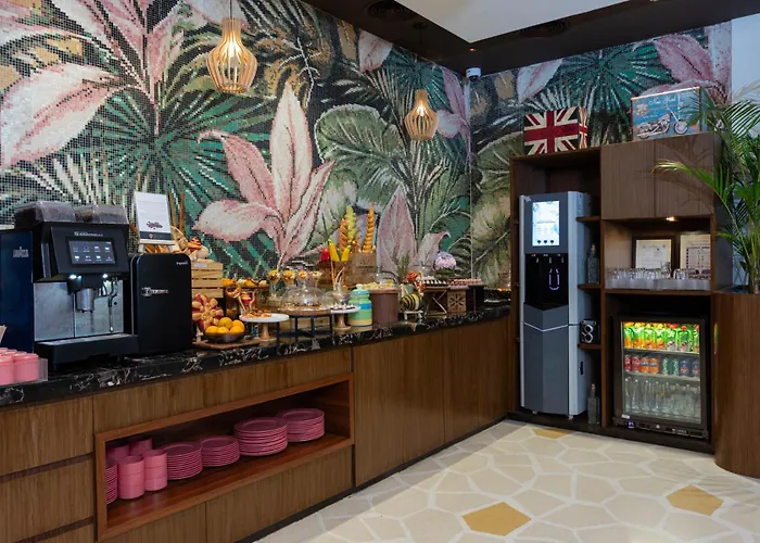 080 Transit Hotel, T2