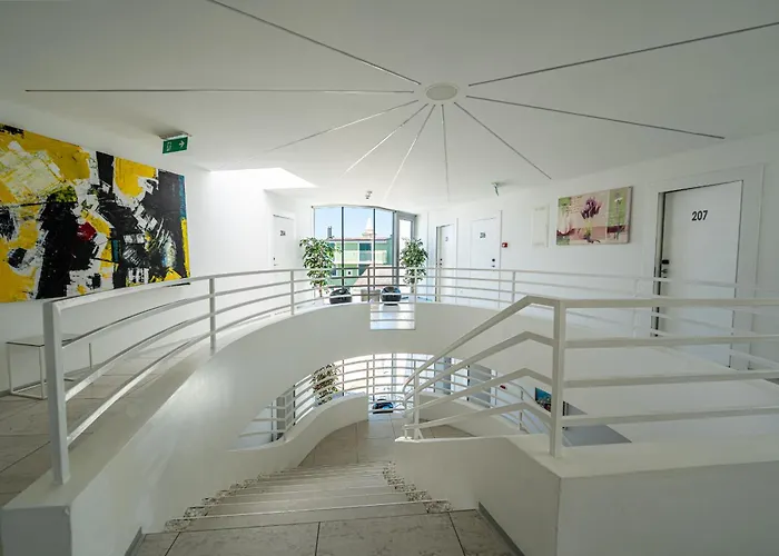 Avis Hotel