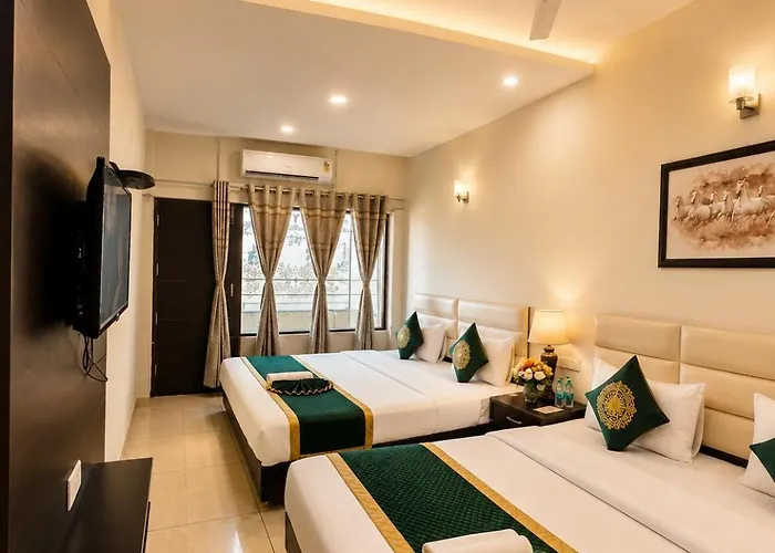 Hotel Woodlark Heights Zirakpur Chandigarh !! Family Hotel ! Easy Airport Access ! Budget Friendly