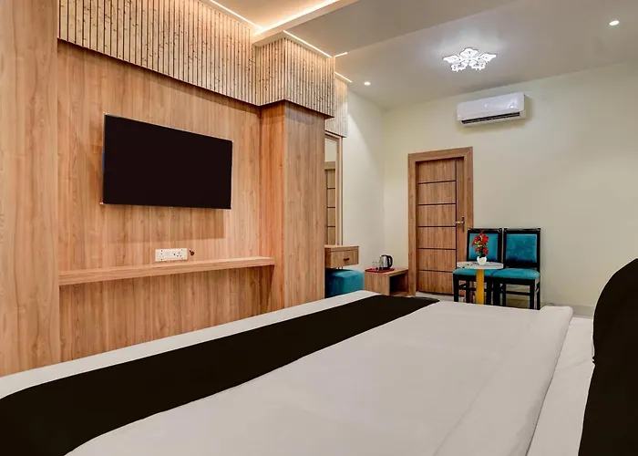 Super Oyo Townhouse Oak Prayagraj Allahabad University-Railway Junction Formerly Ballians