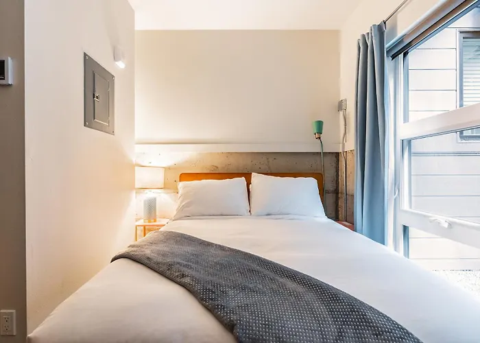 Downtown Edge-Stylish Studio Near Hospitals & Downtown