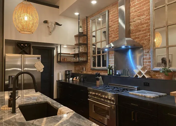 Luxe Main St Loft With Rooftop Lounge And Balcony