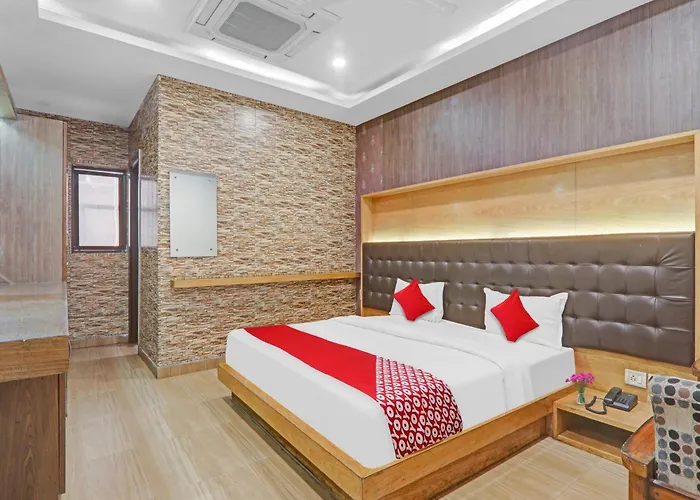 Oyo Flagship Prakash Inn Near Fun Republic Mall
