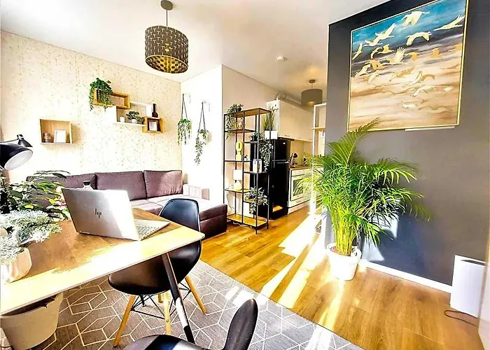Cofy Rentals, A/C, Free Parking, Online Check-In!