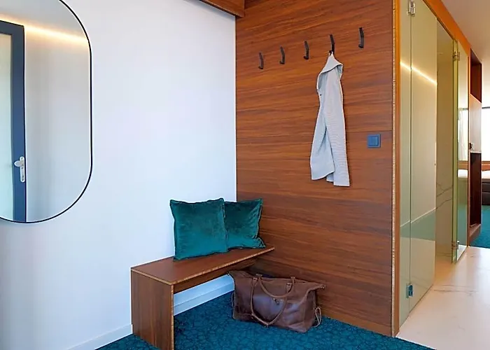 Tin Inn - Erkelenz - Das Hotel Aus Hochwertig Ausgebauten Ueberseecontainern