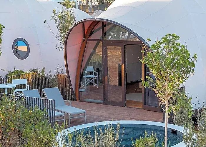 91 Athens Riviera, The Resort