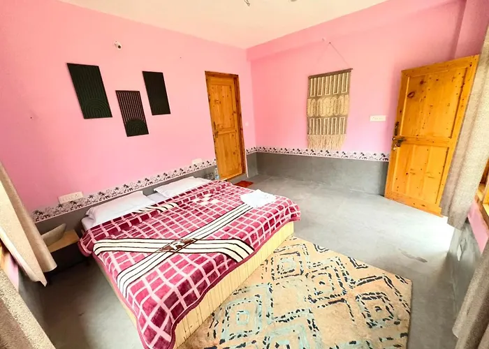 Flamingo Aur Maina Stays - Jibhi