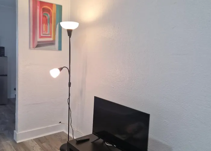 Nice 1 Bedroom Apartment In Sunny Days Motel 3