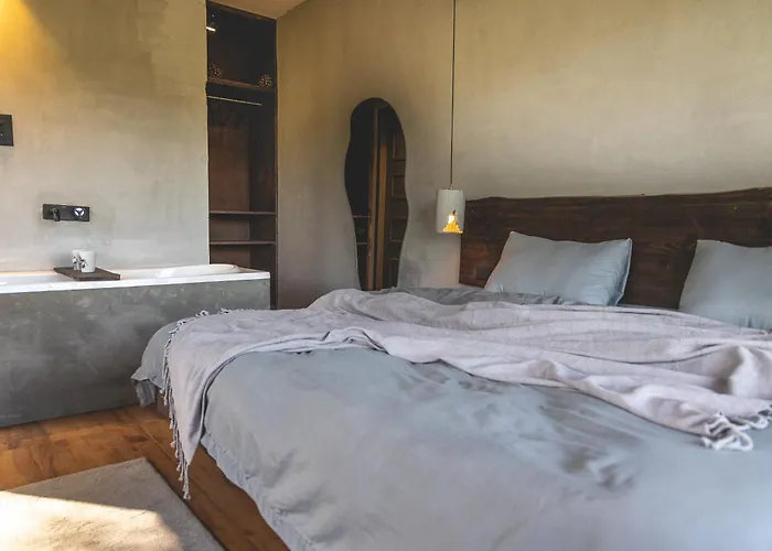 Thhpsociety - Exstacy Stays & Cafe - Your Romantic & Cozy Getaway - Mountain View , Hot Tub , Parking - Mukteshwar