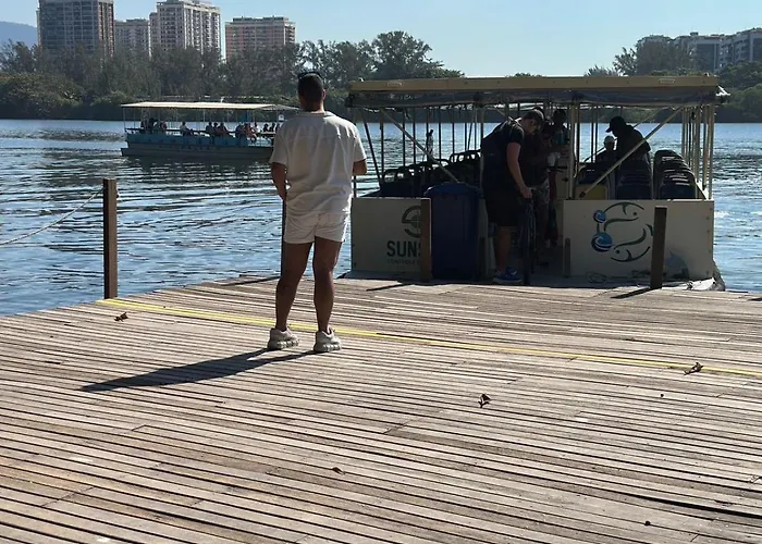 Flat com Vista Panorâmica -15- na Barra da Tijuca - Estacionamento Gratuito - Frigobar - Ar condicionado - Piscina - Academia - Balsa para Praia Grátis - Varanda - Vista Parcial Mar e Lagoa