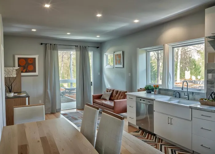 Hollywood Boutique Residences With Free Parking