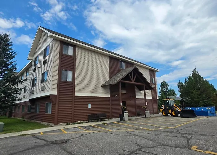 Yellowstone Lodge
