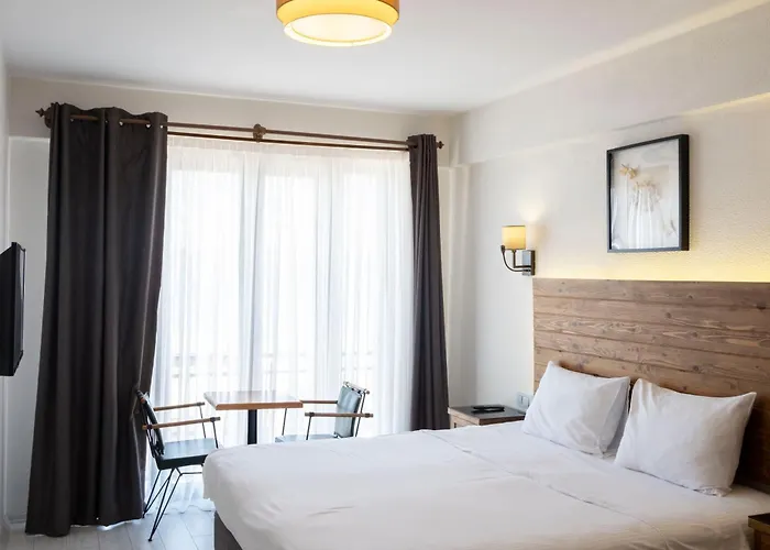 8 Rooms Hotel