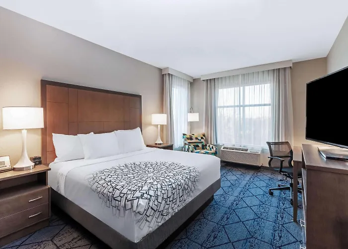 La Quinta Inn & Suites By Wyndham Kansas City Beacon Hill