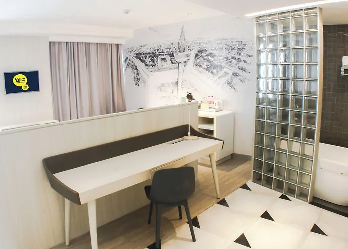 YELLO Hotel Harmoni