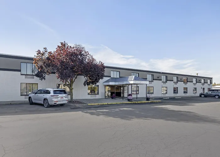 Seaport Inn & Suites