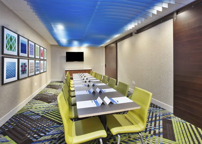 Holiday Inn Express & Suites Grand Rapids Airport North By Ihg