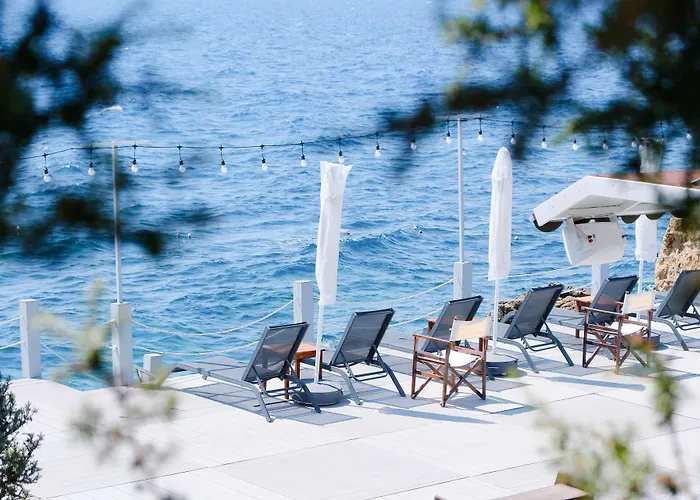 Maya Bistro Hotel & Beach