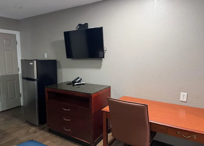 Rodeway Inn & Suites