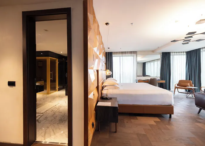 Emerald Hotel