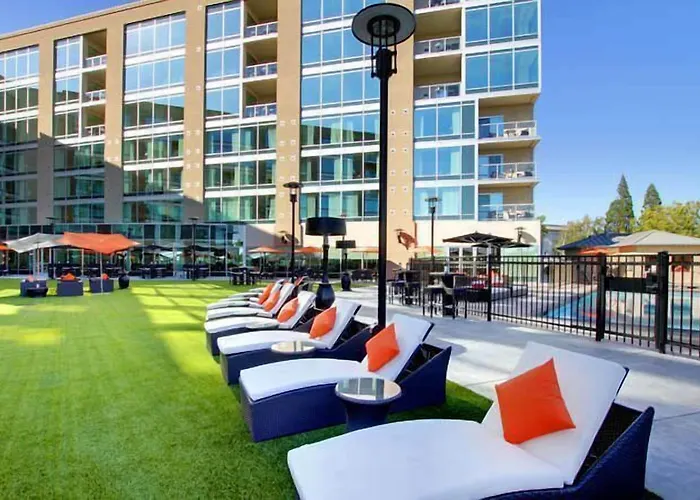 University Plaza Waterfront Hotel