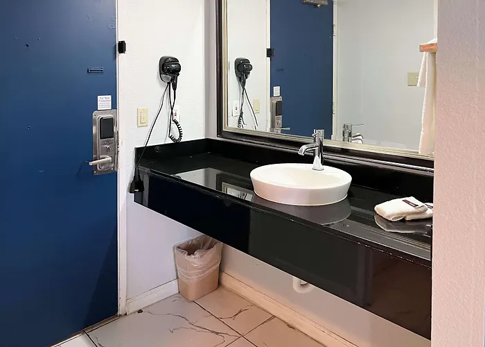 Studio 6 Suites Delano, Ca