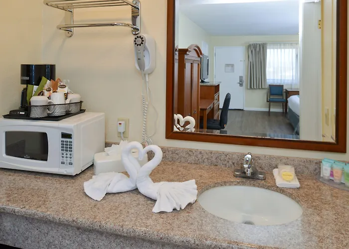 Edgewater Inn&Suites