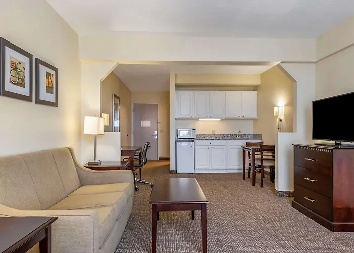 Comfort Suites Maingate East