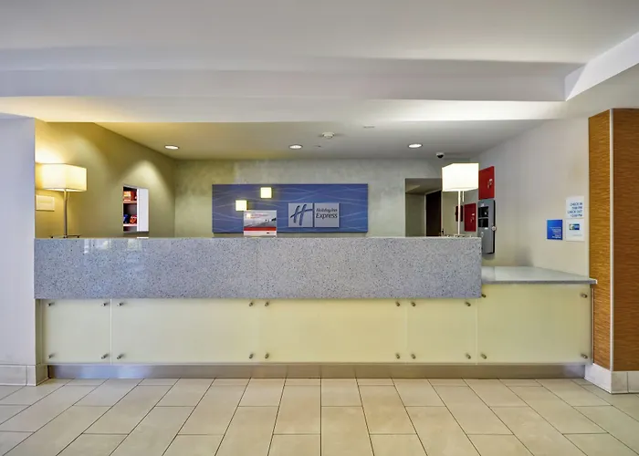Holiday Inn Express Romulus / Detroit Airport By Ihg