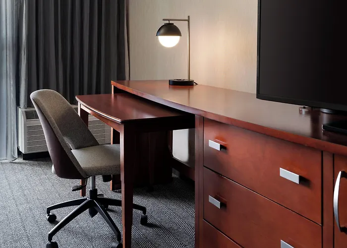 Courtyard By Marriott Bakersfield