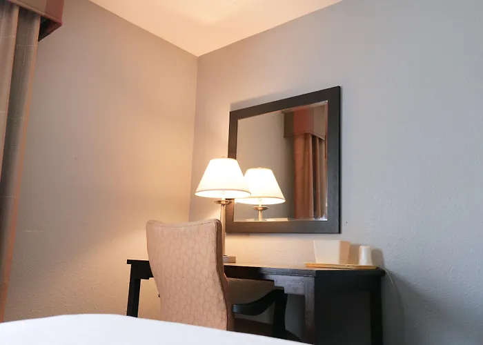 Baymont By Wyndham Flint Airport North