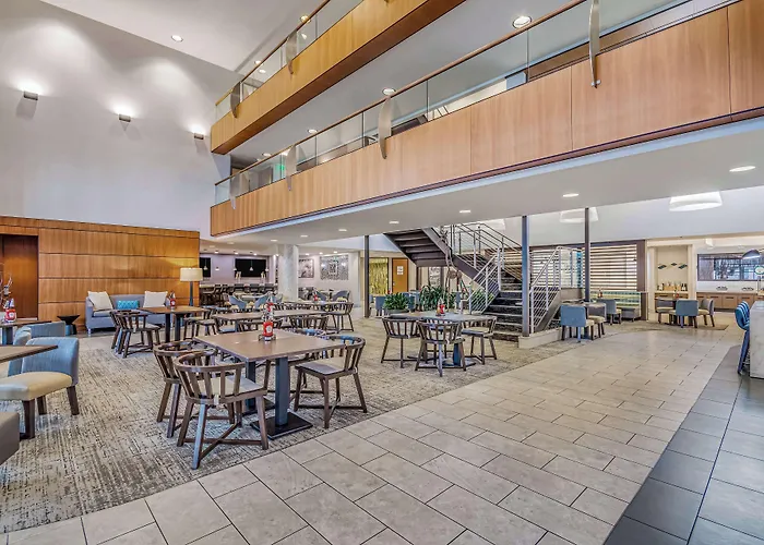 Embassy Suites By Hilton Detroit Metro Airport