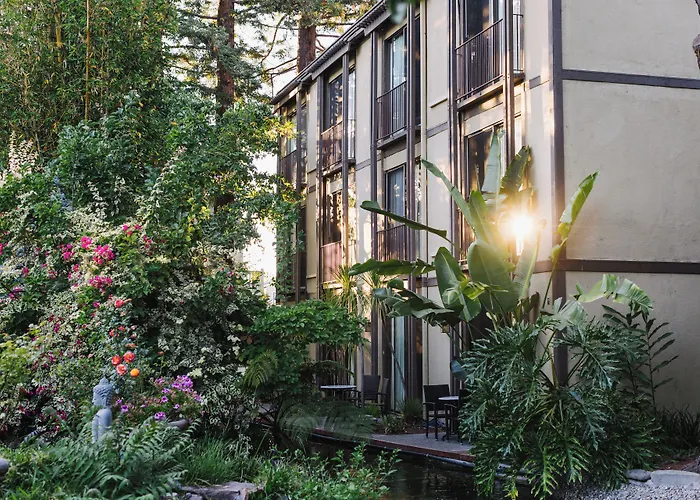 Dinah's Garden Hotel
