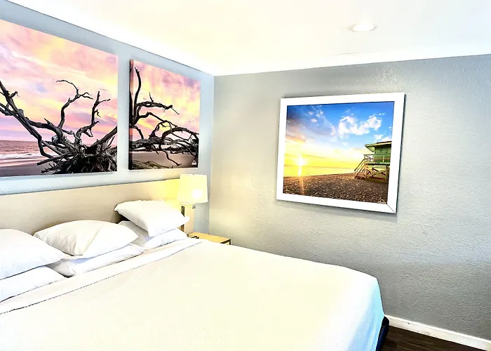 Days Inn By Wyndham Pensacola - Historic Downtown