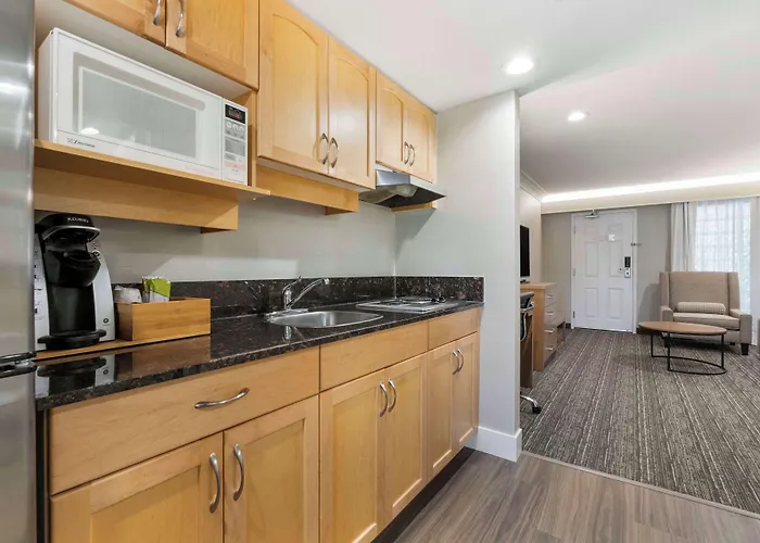 Best Western Plus Kelowna Hotel&Suites