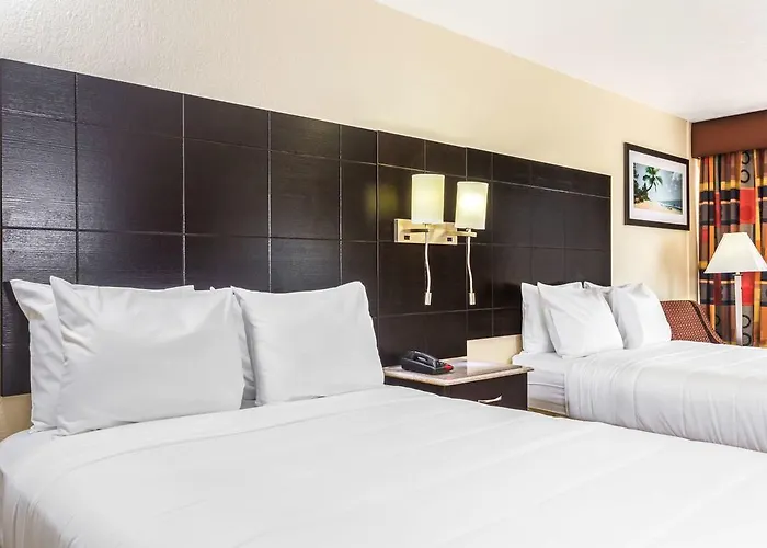 Econo Lodge Inn & Suites