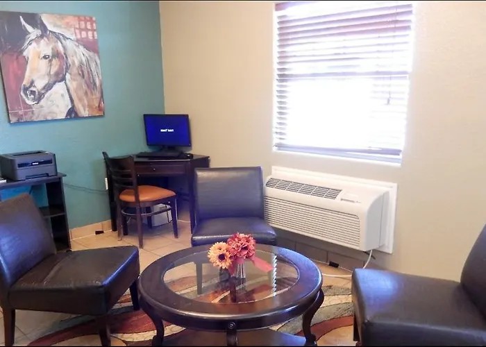 Econo Lodge Inn & Suites