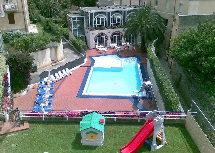 Hotel Riviera 3 Stelle Con Piscina Estiva Gratuita E Garage A Pagamento