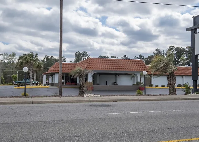 Ramada By Wyndham Walterboro Hotel