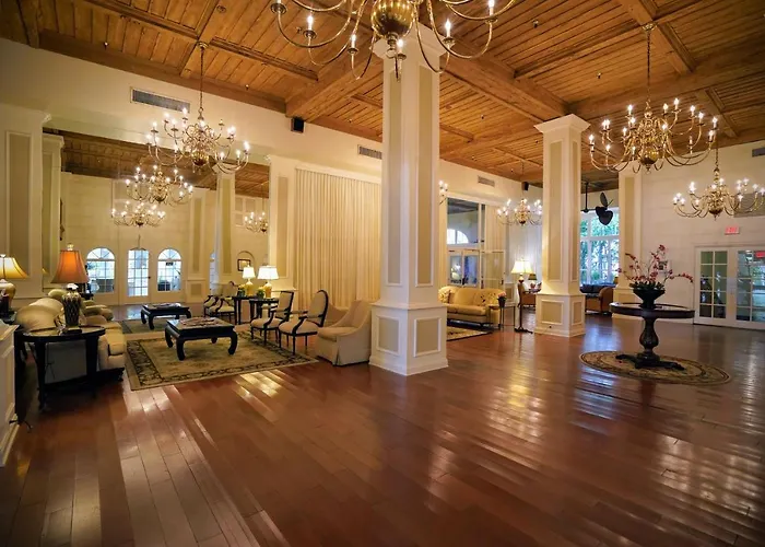 Palm Beach Historic Hotel: Petite Retreat Near Beach